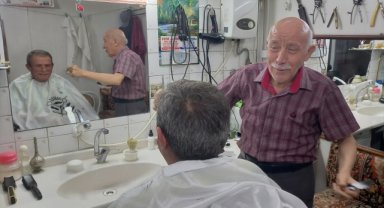 Beypazarı'nda 61 yıldır berberlik yapan esnaf, müşterilerini müzik eşliğinde tıraş ediyor 