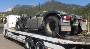 Bursa'da iki tır ve otobüsün karıştığı kazada 2 kişi öldü, 4 kişi yaralandı