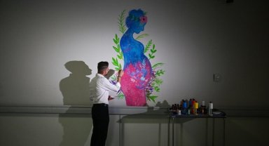 Çalıştığı hastanenin duvarlarını resimlerle süsleyen engelli temizlik görevlisi resim öğretmeni oldu