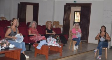 Çanakkaleli kadınlar günlük hayatın stresinden darbuka çalarak uzaklaşıyor