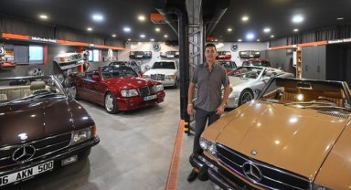 Çocukken sahip olduğu oyuncak arabaların gerçekleriyle koleksiyon oluşturdu