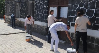 Çocukların temiz ortamda eğitim alması için öğretmen ve veliler kolları sıvadı