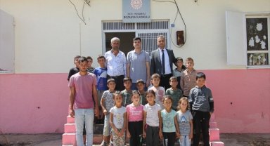 Depremde hasar gören köy okulu imece usulü yenilendi