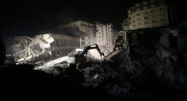 Depremde yıkılan Rönesans Sitesi'nin zemin etüdü mühendisi suçu binayı inşa edenlere attı