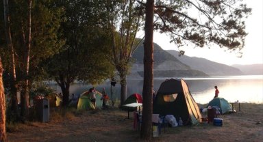 Doğasever kadınlar, Van Gölü'ne dikkat çekmek için kamp kurdu