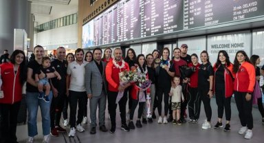 Dünya Güreş Şampiyonası'nda mücadele eden Kadın Güreş Milli Takımı yurda döndü