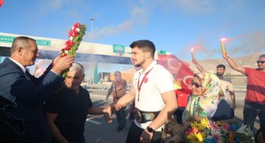 Dünya şampiyonu işitme engelli milli güreşçi Ahmet Talha Kacur, Niğde'de coşkuyla karşılandı