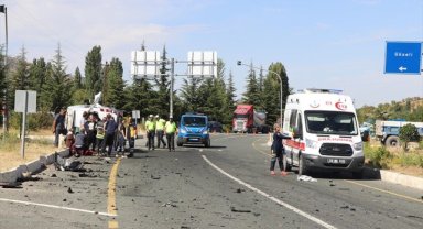 Elazığ'da yolcu otobüsü ile minibüsün çarpıştığı kazada 18 kişi yaralandı