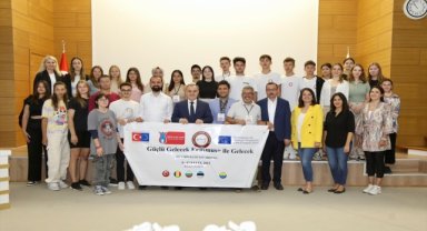 ERÜ Rektörü Altun, "Erasmus" öğrencileriyle bir araya geldi