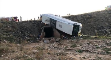 Erzurum'da yolcu otobüsü şarampole devrildi, 3 kişi hayatını kaybetti, 22 kişi yaralandı