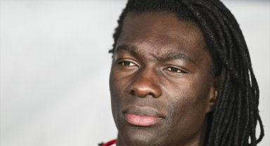 Eski Galatasaraylı futbolcu Gomis, kızına Türk kadınını örnek gösterdi