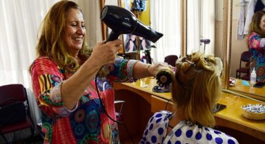 Eskişehir'in "Ahi Bacı"sı 12 yaşında başladığı kuaförlüğü yarım asırdır sürdürüyor