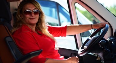 Eskişehirli kadın servis şoförü 14 yıldır direksiyon sallıyor