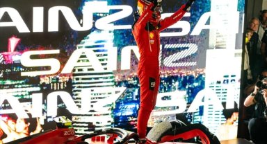 F1 Singapur Grand Prix'sini Carlos Sainz kazandı