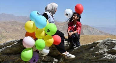 Farklı illerden gönüllüler, Berçelan Yaylası'ndaki çocuklara hediyeler götürdü