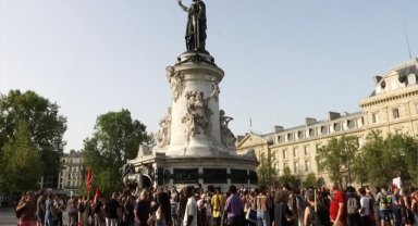 Fransa'da göstericiler 2016'da jandarma aracında ölen siyahi genç için adalet istedi