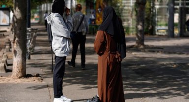 Fransa'da liselilere göre hükümetin uzun elbise yasağı "damgalayıcı"