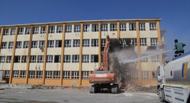 Hatay'da ağır hasarlı binaların kontrollü yıkımı devam ediyor 