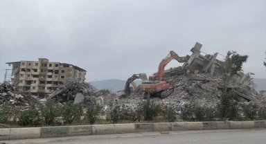 Hatay'da ağır hasarlı binaların kontrollü yıkımı sürüyor