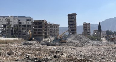 Hatay'da ağır hasarlı binaların kontrollü yıkımı sürüyor 