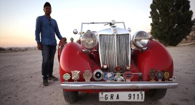Hint iş insanı 73 yıllık klasik otomobiliyle Baharat Yolu'nu keşfediyor