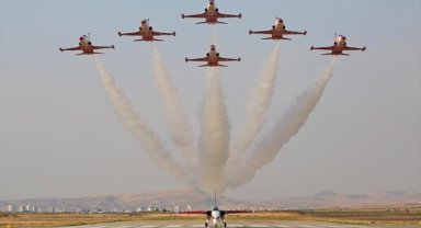 HÜRJET, Türk Yıldızları ile tarihi uçuşa imza attı 