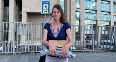 İntihar ettiği belirtilen kızının eşyalarını adliyeden alan İngiliz anne, olayın aydınlatılmasını istiyor
