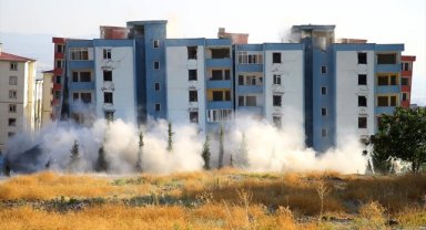 Kahramanmaraş'ta ağır hasarlı binaların patlayıcı yardımıyla yıkımı sürüyor