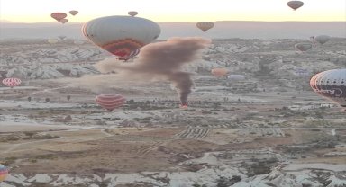 Kapadokya semalarını süsleyen balonlar, yanan depodan yükselen dumanın içinde kaldı