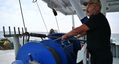 Karadenizli balıkçı, ağlara takılan atıkları geri dönüşüme kazandırıyor