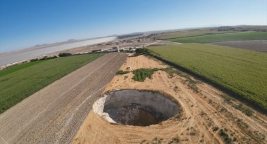 Karapınar'da 40 metre derinliğinde 50 metre çapında yeni bir obruk oluştu