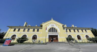Kayseri Tren Garı personeli sarı boyalı 95 yıllık lojmanlarda doğayla iç içe yaşıyor
