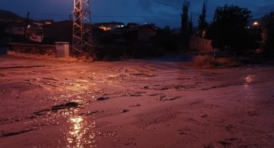 Kayseri ve ilçelerinde kuvvetli yağış sonrası sel meydana geldi 