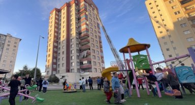 Kayseri'de 15 katlı apartmanın çatısında çıkan yangın söndürüldü