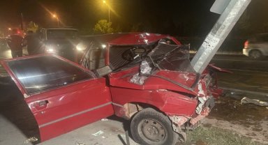 Kayseri'de aydınlatma direğine çarpan otomobilin sürücüsü ağır yaralandı