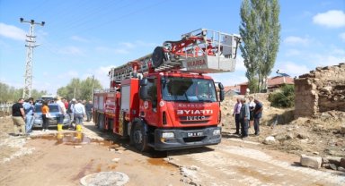 Kayseri'de belediyeler selden etkilenen bölgelerde temizlik çalışması başlattı
