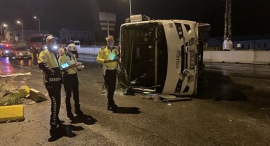 Kayseri'de işçileri taşıyan midibüsün devrilmesi sonucu 6 kişi yaralandı