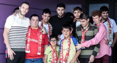 Kayserisporlu futbolculardan ‘Engelsiz Yaşam Merkezi’ne ziyaret 