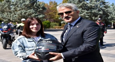 Kırıkkale'de 3 motosiklet sürücüsüne kask hediye edildi