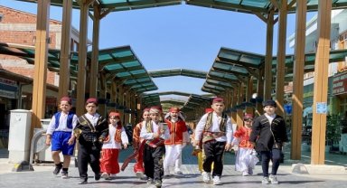 Kırşehir'de yöresel kıyafetli öğrenciler esnafı Ahilik Haftası etkinliklerine davet etti