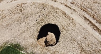 Konya'da 40 metre çapında, 70 metre derinliğinde obruk oluştu