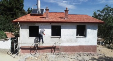 Konya'da 72 yaşındaki kadının yanan evi, belediye ekiplerince yenileniyor