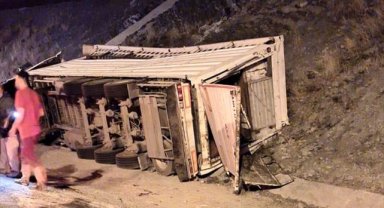 Kulu'da tır devrildi, sürücüsü yaralandı