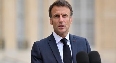 Macron, abaya yasağının kimseyi "etiketlemek" için olmadığını savundu
