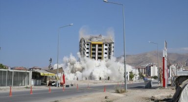 Malatya'da ağır hasarlı bina patlayıcıyla yıkıldı
