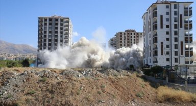 Malatya'da ağır hasarlı binaların patlayıcı yardımıyla yıkımı sürüyor