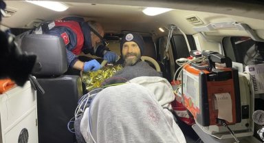 Mersin'de mağarada rahatsızlanan ABD'li dağcı tahliye edildi