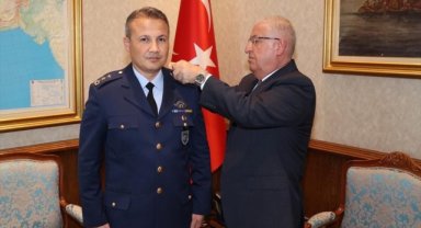 Milli Savunma Bakanı Güler, uzaya gidecek ilk Türk pilot Gezeravcı'ya yeni rütbesini taktı