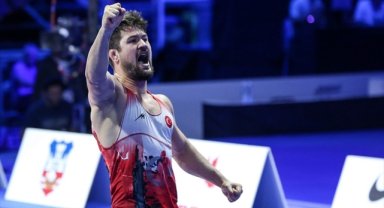 Milli sporcu Ali Cengiz, Dünya Güreş Şampiyonası'nda altın madalya kazandı