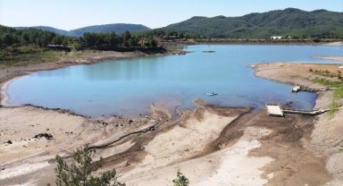 Muğla'daki Ula Göleti'nde su seviyesinin düşmesiyle adacıklar oluştu